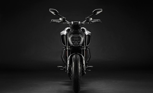 my20_ducati_diavel_1260_03_uc101633_low_product_gallery