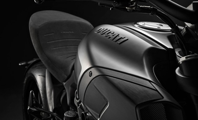 my20_ducati_diavel_1260_06_uc101630_low_product_gallery