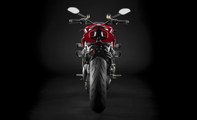 my20_ducati_streetfigher_v4_s_08_uc101690_low_product_gallery