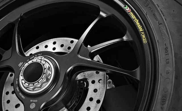 my20_ducati_streetfigher_v4_s_11_uc101695_low_product_gallery