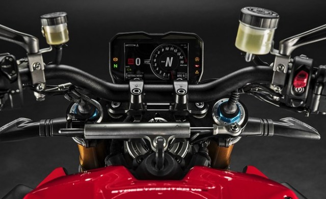 my20_ducati_streetfigher_v4_s_16_uc101699_low_product_gallery