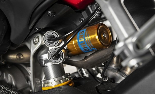 my20_ducati_streetfigher_v4_s_17_uc101700_low_product_gallery