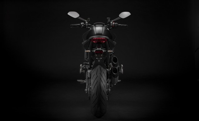 my21_ducati_monster__14__uc214685_low_product_gallery92