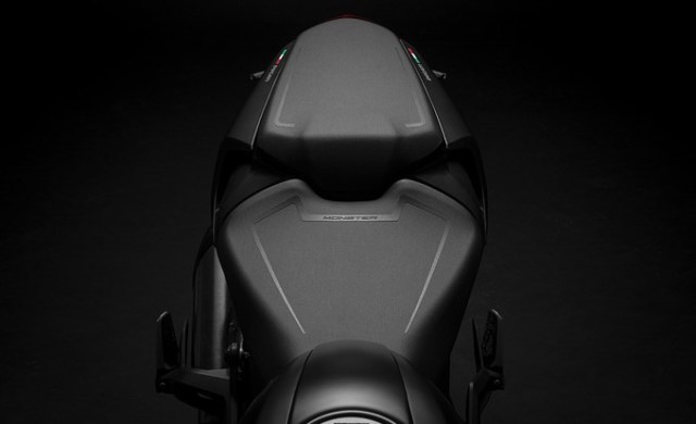 my21_ducati_monster__18__uc214684_low_product_gallery35