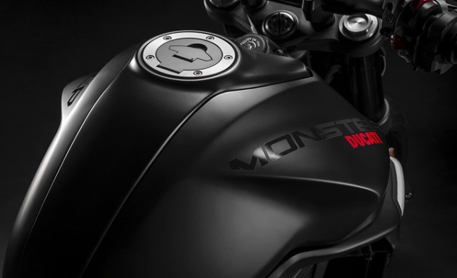 my21_ducati_monster__20__uc214689_low_product_gallery23