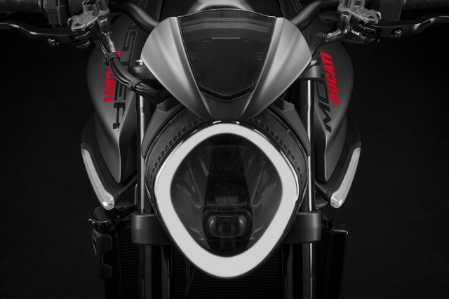 my21_ducati_monster_plus__15__uc214644_low_large
