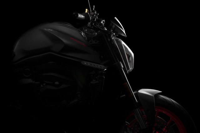 my21_ducati_monster_plus__23__uc214653_low_large