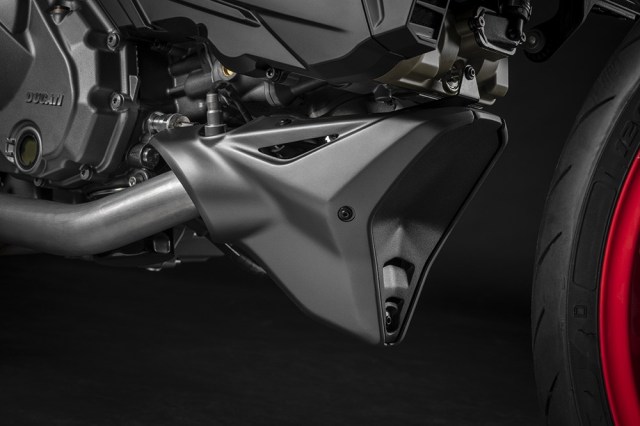 my21_ducati_monster_plus__24__uc214654_low_large