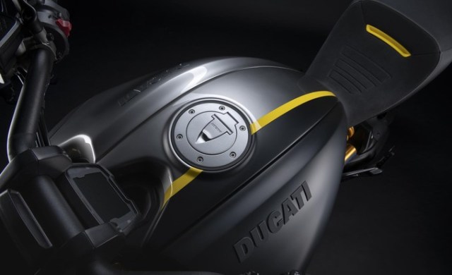 my22_ducati_diavel_1260_s_01__25__uc293425_mid_product_gallery