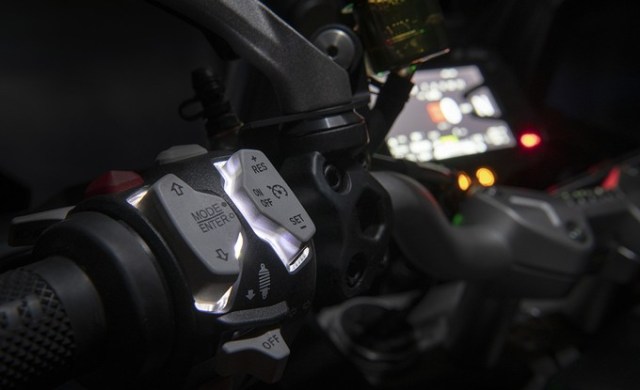 my22_ducati_multistrada_v2s_grey_st__71__uc338668_low_product_gallery