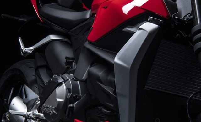 my22_ducati_streetfighter_v2__17__uc351838_low_product_gallery