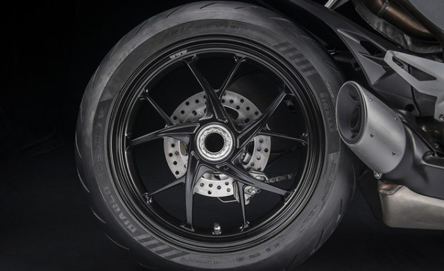 my22_ducati_streetfighter_v2__23__uc351811_low_product_gallery